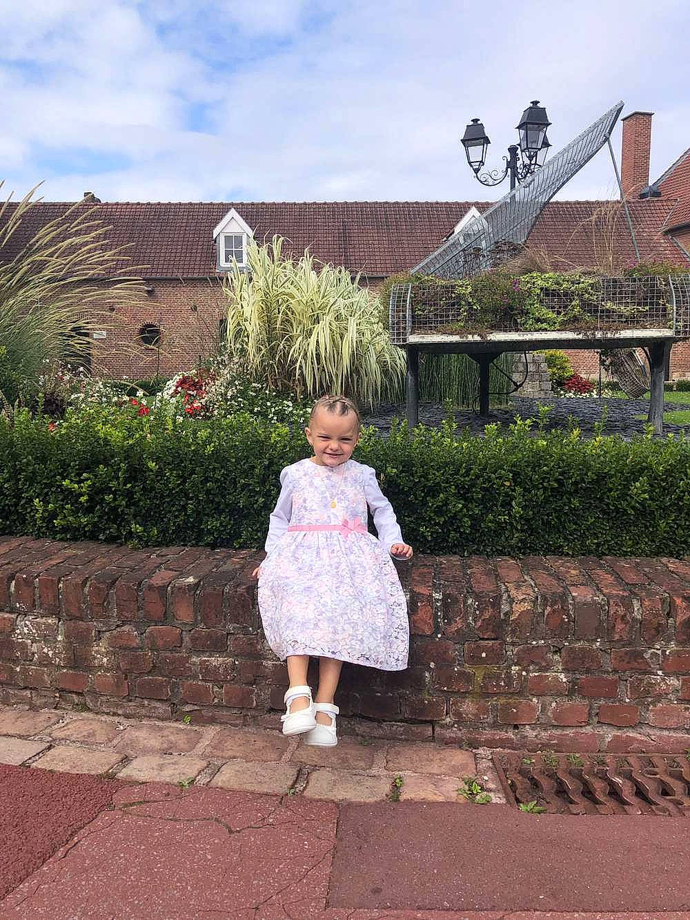 Améliane a rejoint le concours — aidez-le/la à gagner de superbes lots ! botany, dress, flooring, garden, grass, house, joy, landscape, leaf, leisure, magenta, person, plant, public_space, shrub, sky, spring, summer, toddler, tree