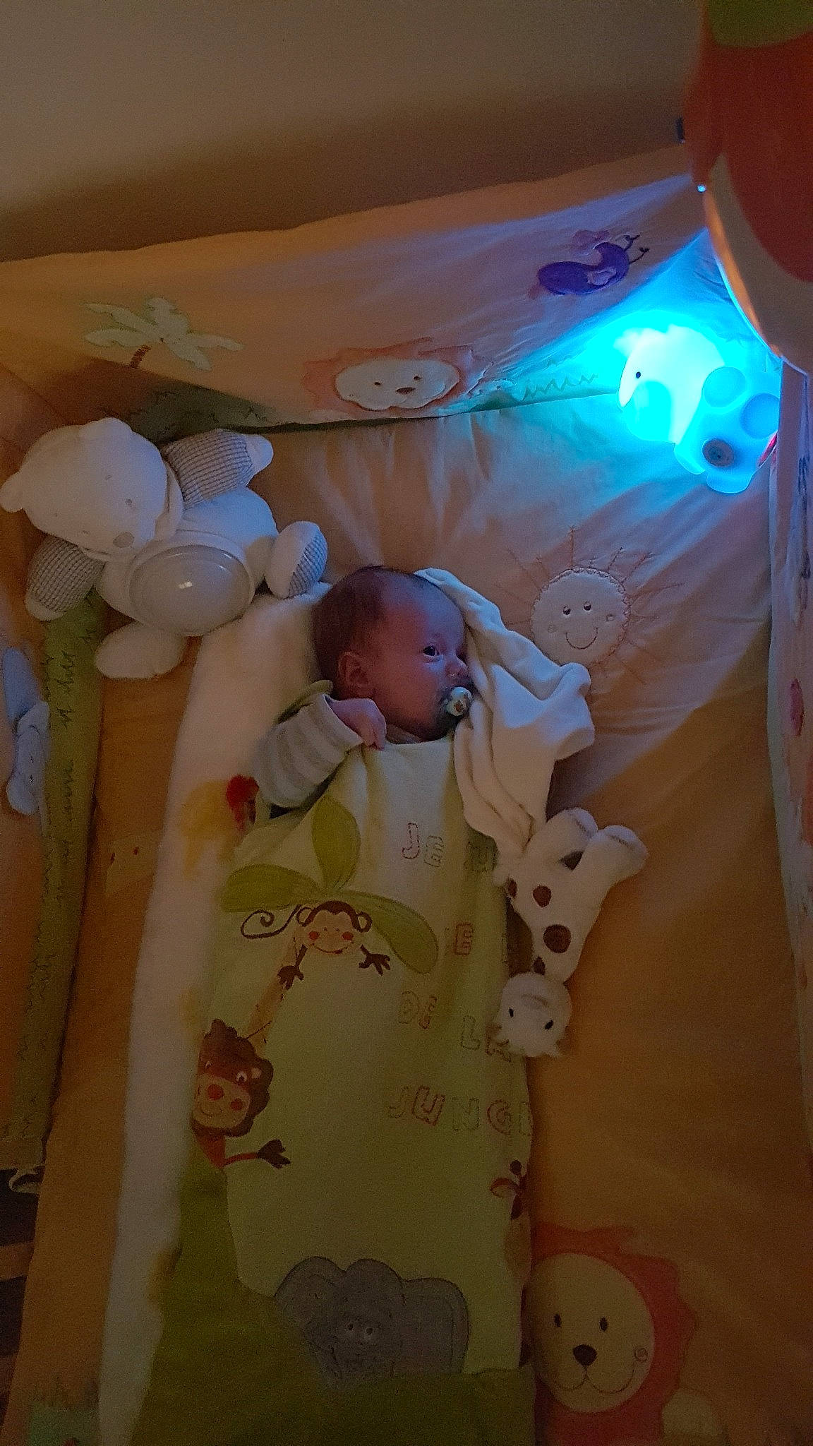 Mathis a rejoint le concours — aidez-le/la à gagner de superbes lots ! baby, child, joy, person, room