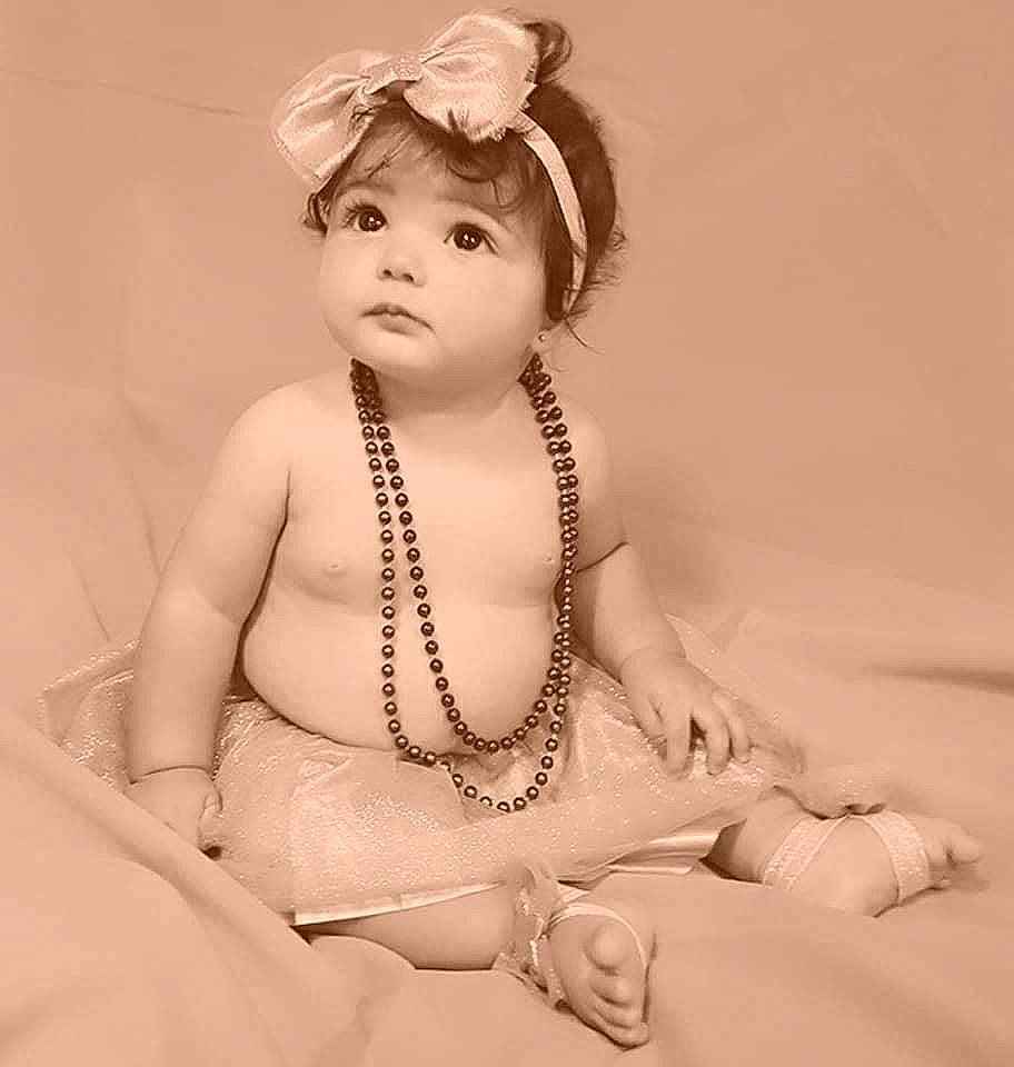 Amy is registered to the contest to win money with this photo: baby, cheek, child, child_model, eye, face, fashion_accessory, forehead, fur, hair_accessory, head, headgear, headpiece, monochrome, person, photograph, photography, skin, smile, toddler