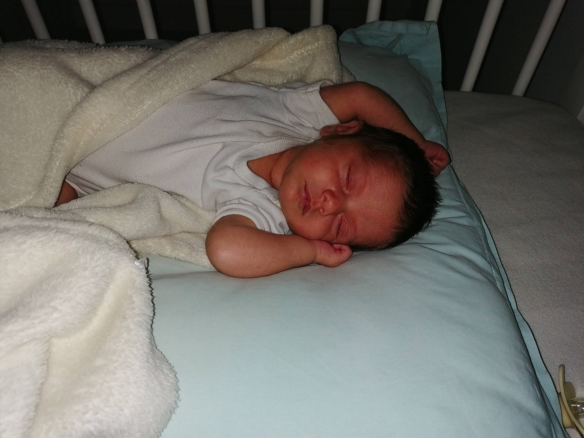 Romy participe au concours pour gagner de l'argent avec cette photo : baby, baby_sleeping, bed, bed_sheet, bedding, bedtime, blanket, childbirth, comfort, duvet, event, linens, nap, person, room, sleep, toddler