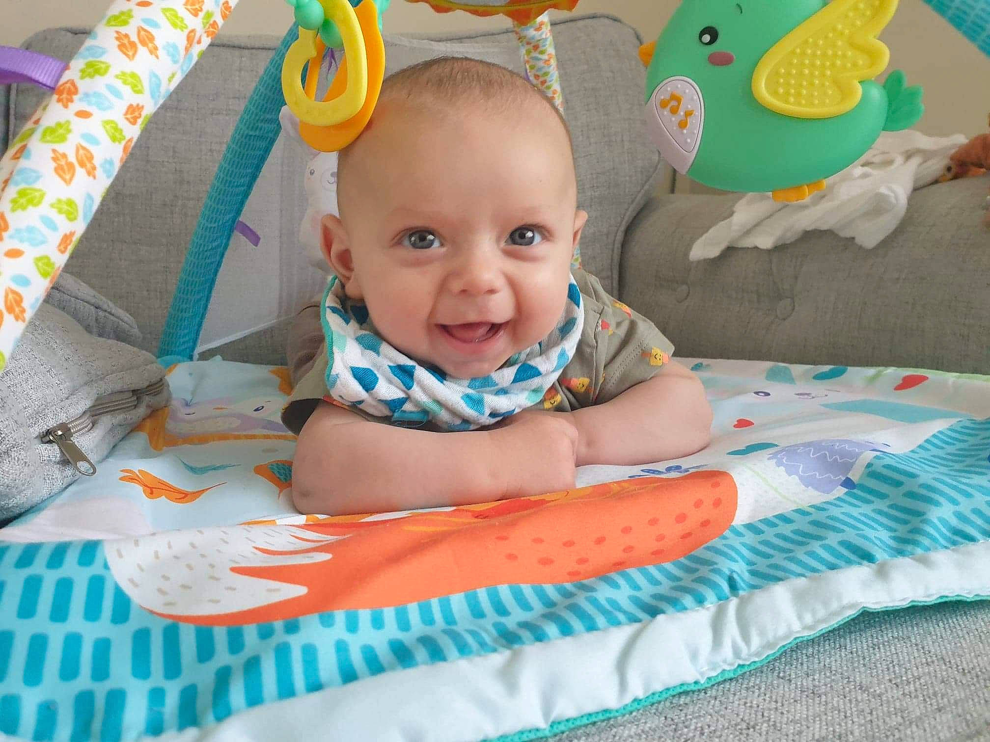 Valentin a rejoint le concours — aidez-le/la à gagner de superbes lots ! baby, baby_playing_with_toys, baby_products, baby_toddler_clothing, child, comfort, event, eye, fun, happy, head, leisure, linens, orange, person, product, sitting, smile, textile, toddler