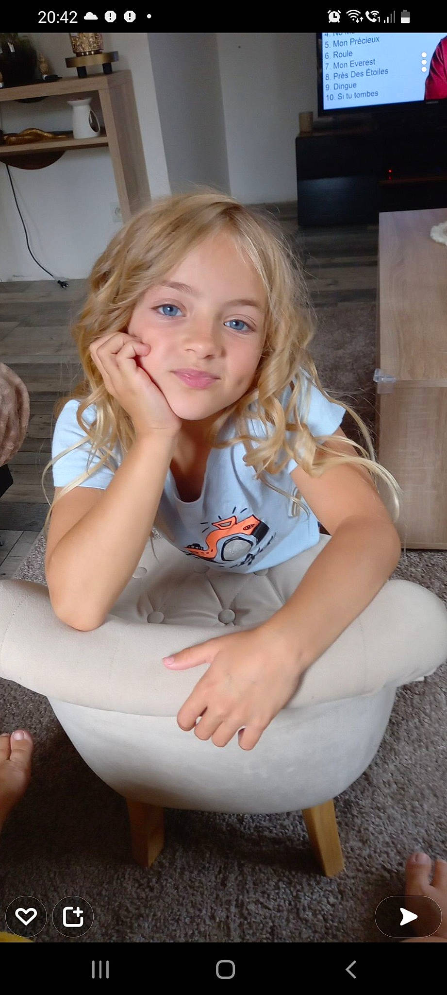 Celia participe au concours pour gagner de l'argent avec cette photo : chair, chin, dress, eye, face, flash_photography, hair, hairstyle, happy, head, iris, knee, lip, long_hair, mouth, person, shoulder, skin, smile, thigh