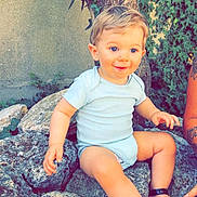 Maëlio a rejoint le concours — aidez-le/la à gagner de superbes lots ! toddler, child, baby, rock, tree, greenery, ivy, outdoor, smiling, happy, barefoot, onesie, nature, sunlight, person, skin, arm, hand, face, blue_eyes