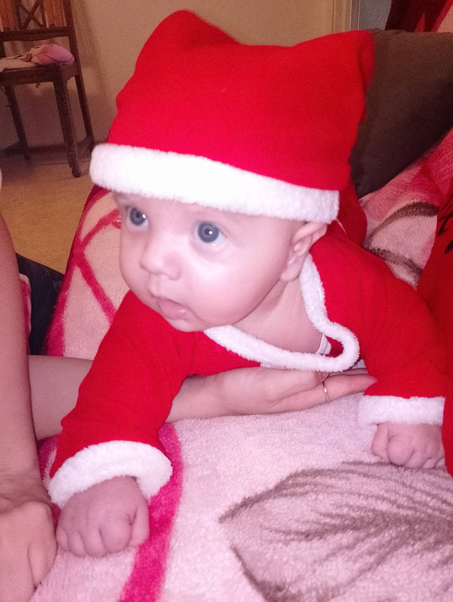 Kenzo a rejoint le concours — aidez-le/la à gagner de superbes lots ! baby, baby_toddler_clothing, cap, chair, child, comfort, costume_hat, face, fictional_character, hat, headgear, headwear, holiday, human_body, lip, person, pink, skin, sleeve, sun_hat