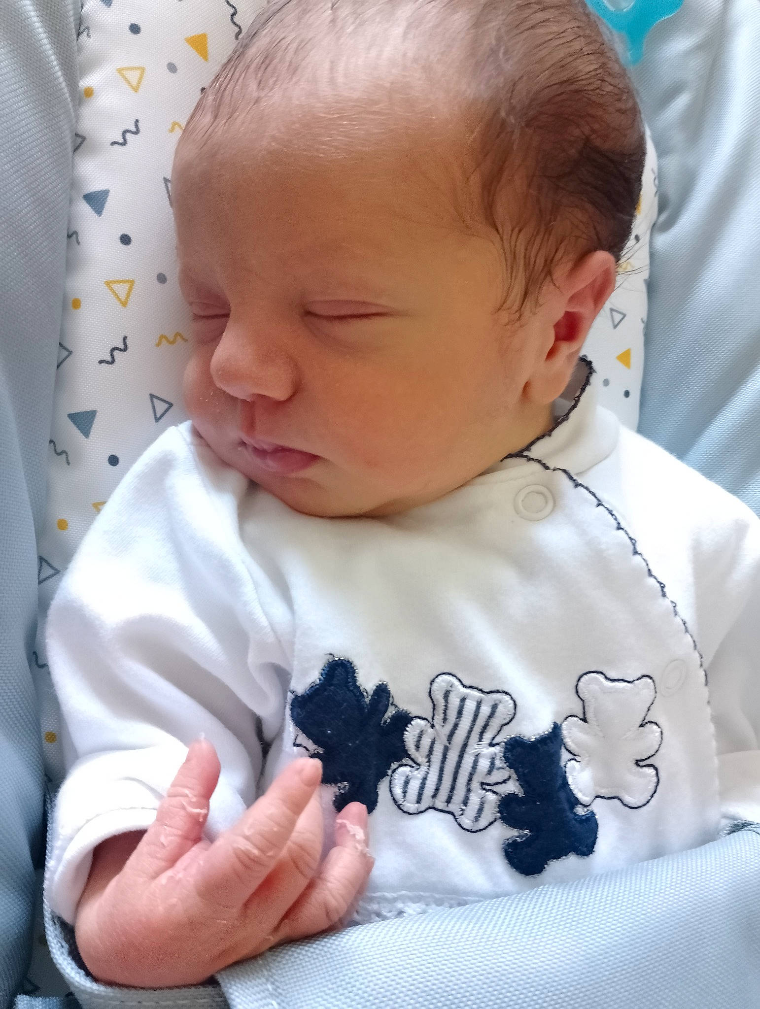 Kenzo a rejoint le concours — aidez-le/la à gagner de superbes lots ! baby, baby_products, baby_toddler_clothing, cheek, child, comfort, ear, eyelash, finger, gesture, happy, linens, nose, person, product, sitting, skin, sleeve, t_shirt, thumb