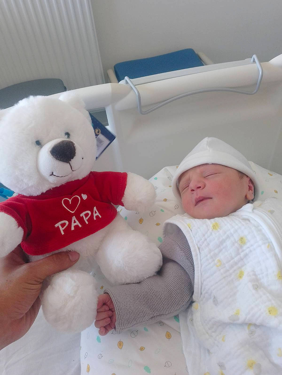 Kenzo a rejoint le concours — aidez-le/la à gagner de superbes lots ! baby, baby_products, baby_safety, baby_sleeping, baby_toddler_clothing, bedtime, carmine, child, comfort, couch, fur, linens, person, plush, room, stuffed_toy, teddy_bear, textile, toddler, toy