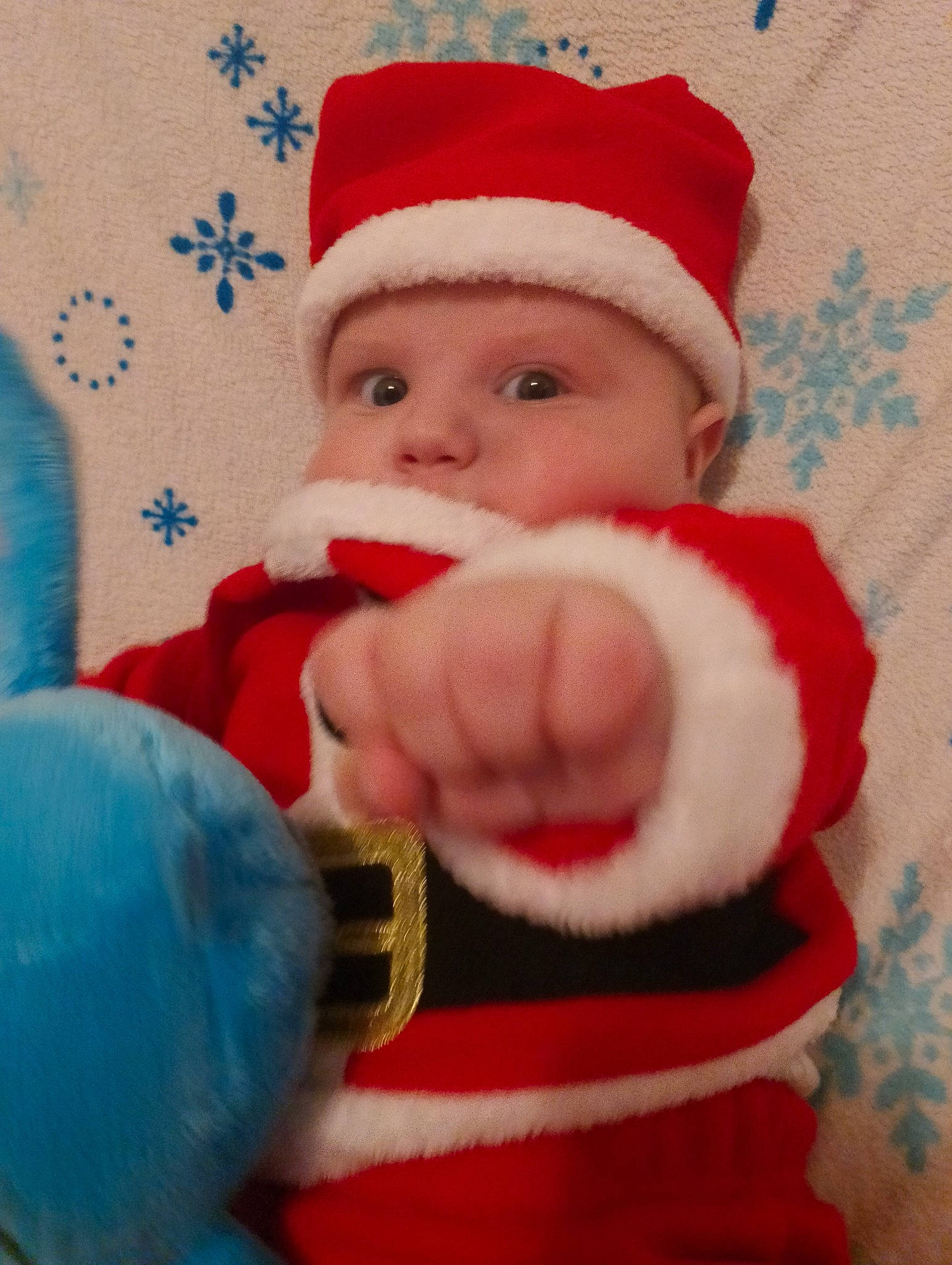 Kenzo a rejoint le concours — aidez-le/la à gagner de superbes lots ! baby, baby_toddler_clothing, beard, cap, child, christmas, christmas_eve, christmas_ornament, costume_hat, event, eye, fictional_character, happy, head, holiday, human_body, lap, person, santa_claus, smile