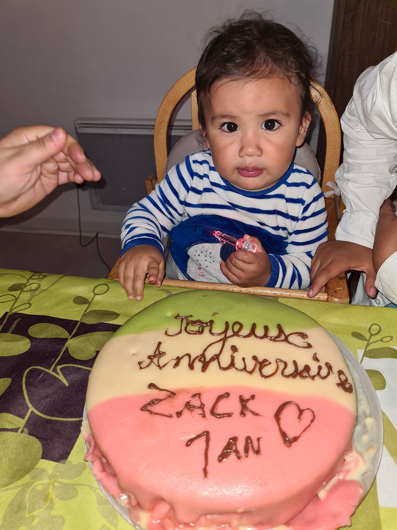 Zacharie a rejoint le concours — aidez-le/la à gagner de superbes lots ! baked_goods, baking, birthday, birthday_cake, buttercream, cake, cake_decorating, child, dessert, fondant, food, icing, party, pasteles, person, pink, royal_icing, sugar_cake, sugar_paste, sweetness