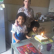 Céline a rejoint le concours — aidez-le/la à gagner de superbes lots ! child, children, woman, birthday_cake, candle, kitchen, table, placemat, refrigerator, cup, glass, dishwasher, stove, celebration, family, indoor, smiling, happy, casual, home