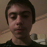 José a rejoint le concours — aidez-le/la à gagner de superbes lots ! boy, child, face, portrait, indoor, hairstyle, striped_shirt, young_person, expressionless, selfie, head, person, casual, background, wall, container, lighting, shadow, hair, skin