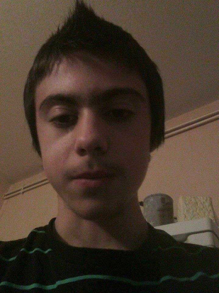 José a rejoint le concours — aidez-le/la à gagner de superbes lots ! boy, child, face, portrait, indoor, hairstyle, striped_shirt, young_person, expressionless, selfie, head, person, casual, background, wall, container, lighting, shadow, hair, skin