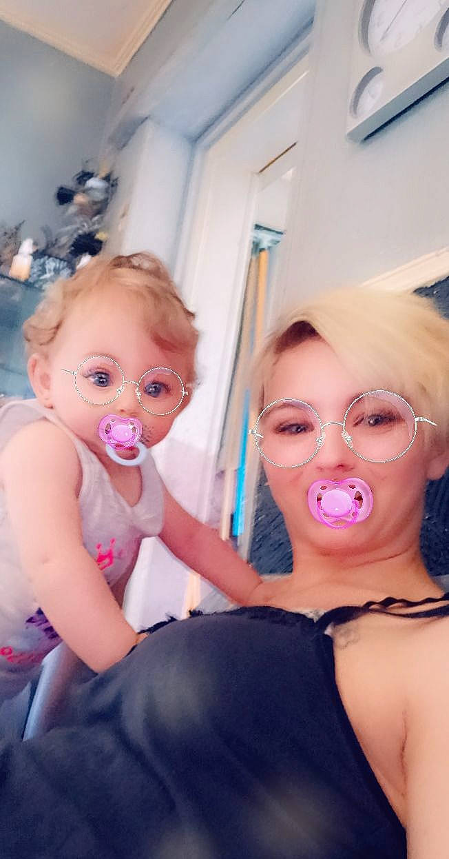 Maelya participe au concours pour gagner de l'argent avec cette photo : cheek, chin, ear, eyebrow, eyelash, eyewear, finger, gesture, glasses, happy, iris, jaw, lip, mouth, neck, person, pink, shoulder, skin, toddler