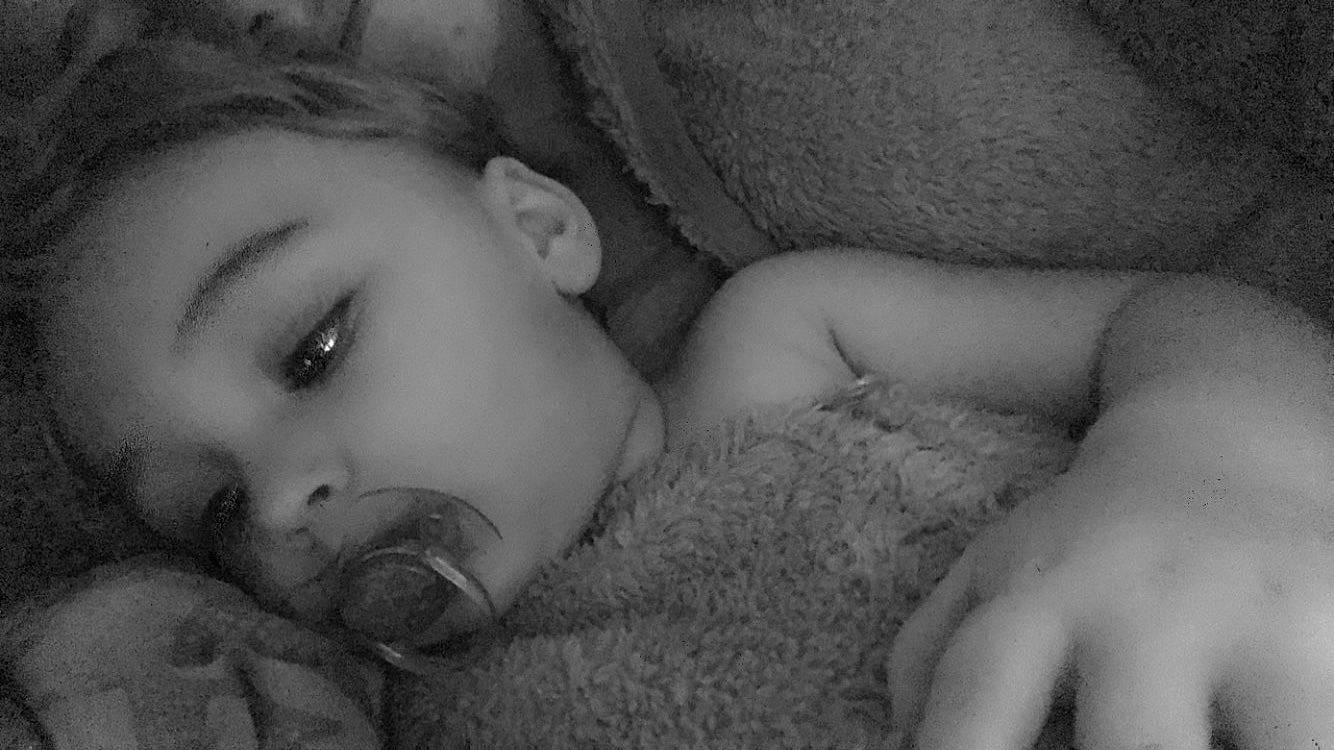 Devone participe au concours pour gagner de l'argent avec cette photo : black_and_white, cloud, comfort, eye, eyebrow, eyelash, face, gesture, hair, hand, head, human_body, lip, mammal, mouth, neck, nose, organ, person, skin