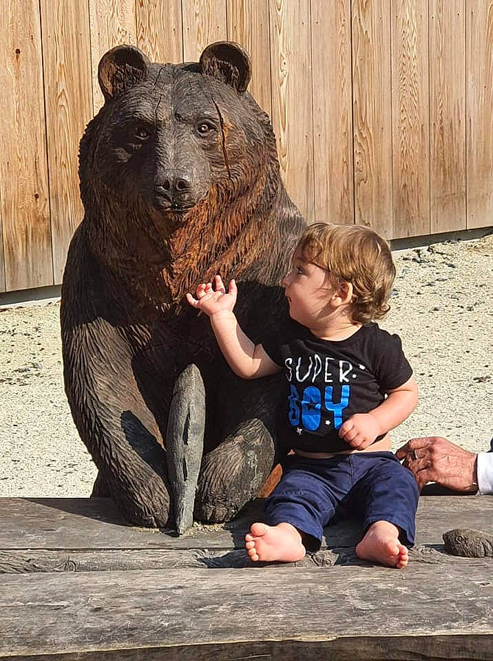 Devone participe au concours pour gagner de l'argent avec cette photo : american_black_bear, art, bear, brown_bear, carnivore, eye, fun, fur, grizzly_bear, head, kodiak_bear, mammal, person, sculpture, snout, statue, t_shirt, terrestrial_animal, toddler, vertebrate