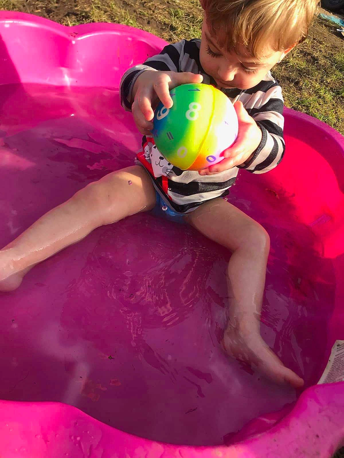 Devone a rejoint le concours — aidez-le/la à gagner de superbes lots ! ball, beauty, child, fun, happy, leisure, magenta, people_in_nature, person, personal_protective_equipment, photograph, pink, purple, recreation, red, snapshot, thigh, toddler, toy, water