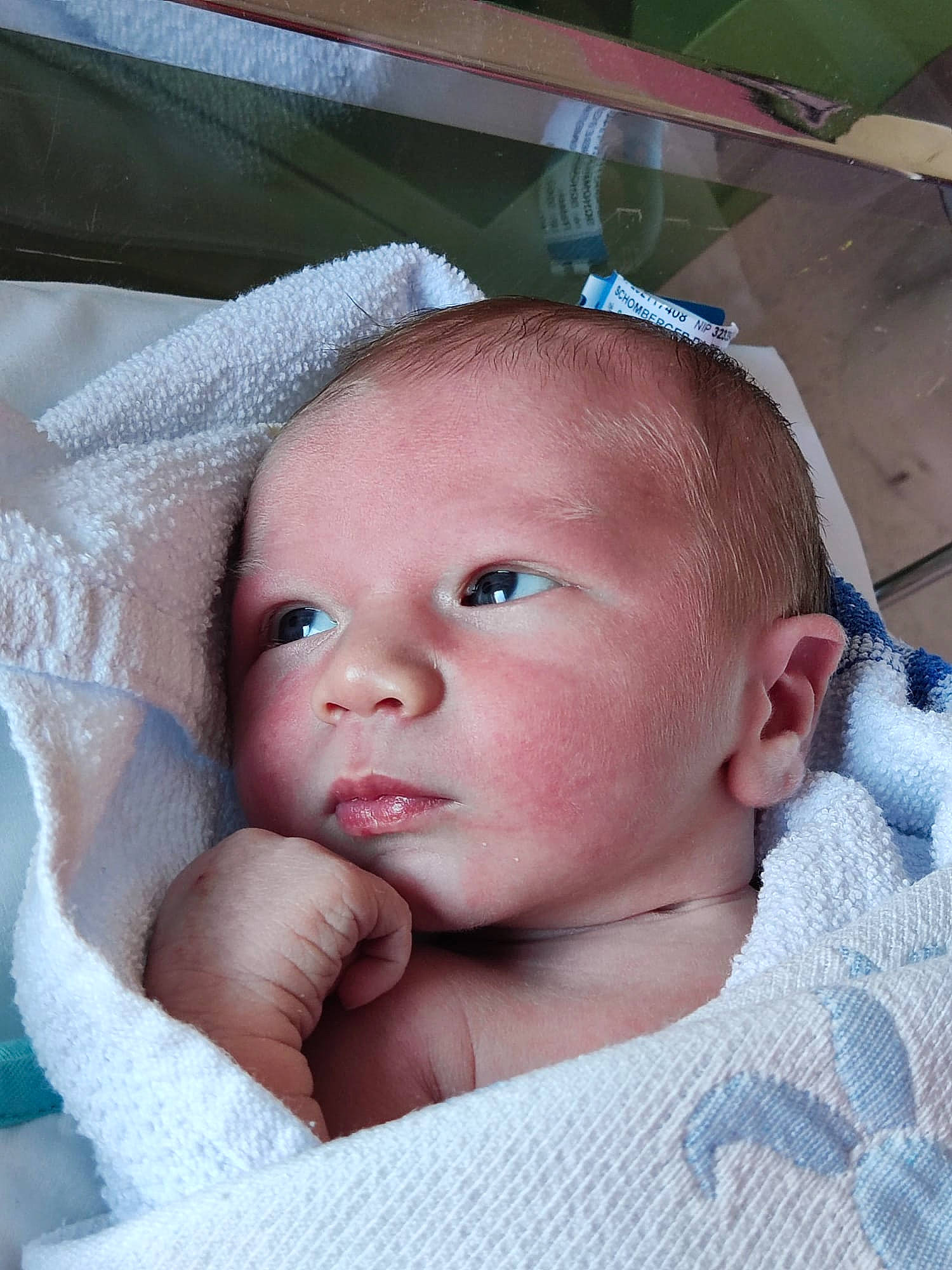 Rafaël participe au concours pour gagner de l'argent avec cette photo : baby, baby_products, baby_toddler_clothing, cheek, child, chin, comfort, ear, eye, eyebrow, eyelash, fun, iris, linens, lip, mouth, nose, person, room, skin