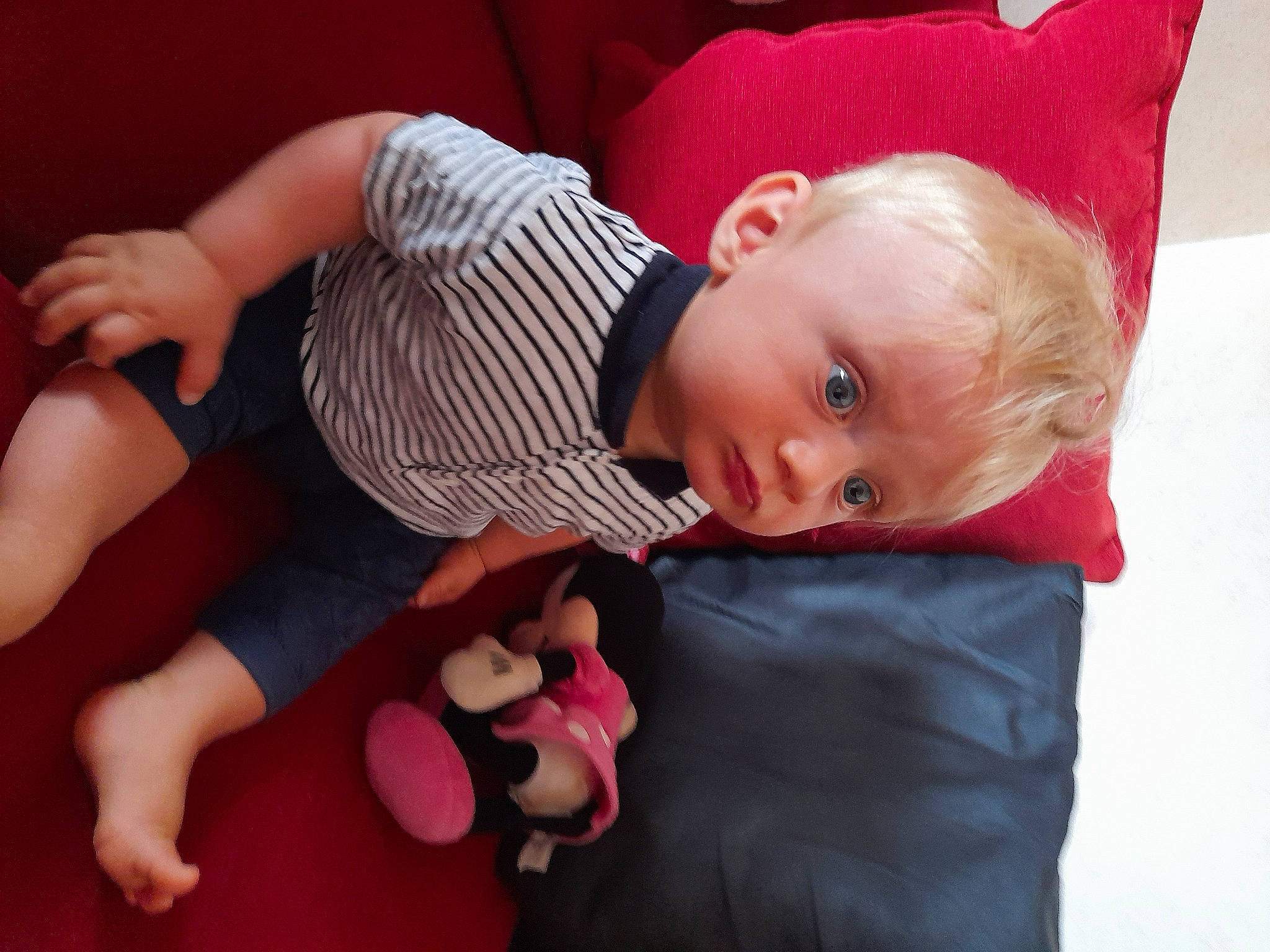 Fabrizio participe au concours pour gagner de l'argent avec cette photo : baby, baby_toddler_clothing, cheek, comfort, eye, facial_expression, foot, fun, head, human_body, human_leg, lap, leg, person, pink, sitting, skin, sleeve, sock, thigh