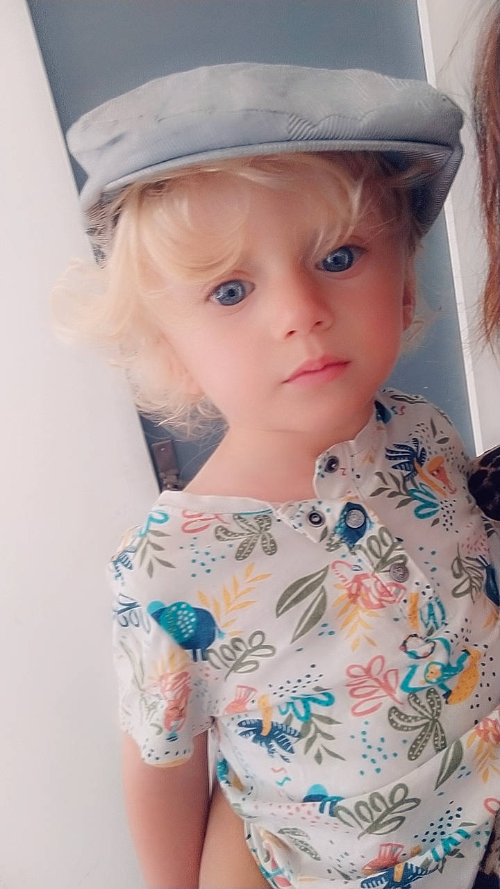 Fabrizio participe au concours pour gagner de l'argent avec cette photo : cap, cheek, chin, cool, eye, eyebrow, eyelash, face, facial_expression, forehead, hair, hairstyle, head, iris, lip, outerwear, person, skin, sleeve, standing