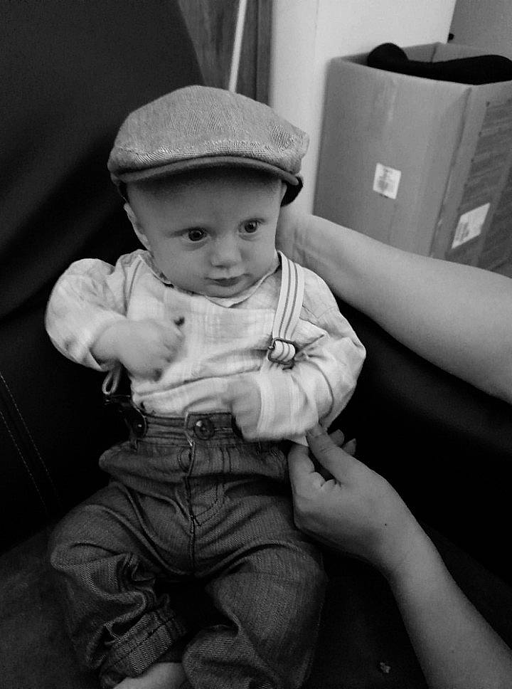 Fabrizio participe au concours pour gagner de l'argent avec cette photo : baby, black_and_white, cap, child, comfort, facial_expression, finger, flash_photography, fun, happy, headwear, leg, monochrome, monochrome_photography, person, sitting, skin, smile, standing, style