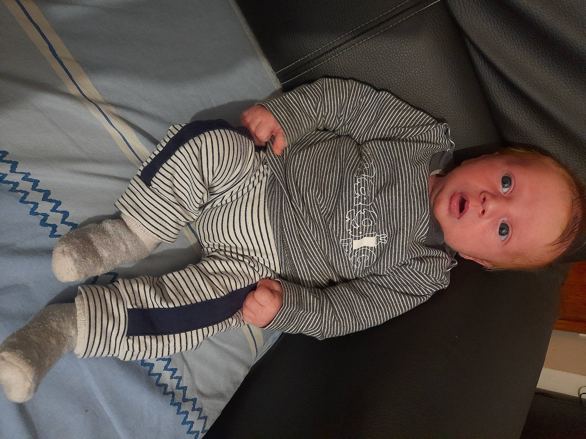 Fabrizio a rejoint le concours — aidez-le/la à gagner de superbes lots ! baby, baby_toddler_clothing, comfort, elbow, finger, gesture, hand, human_body, human_leg, joint, knee, lap, leg, mouth, nail, person, sleeve, smile, surprise, thigh