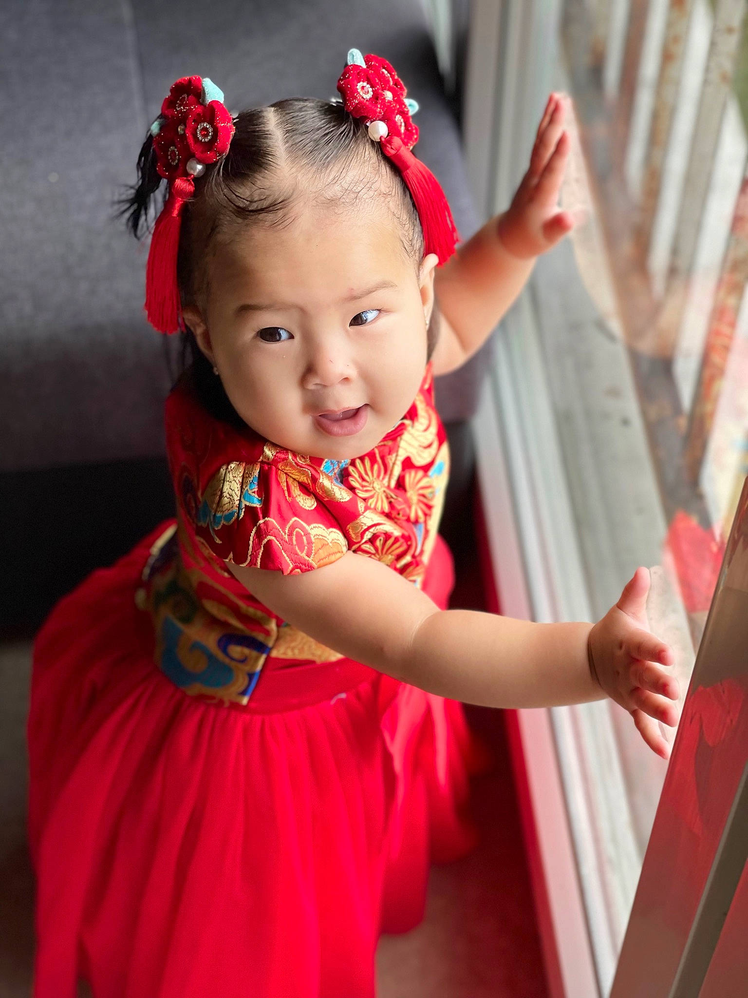 Thelwany a rejoint le concours — aidez-le/la à gagner de superbes lots ! baby_toddler_clothing, child, clothing, day_dress, dress, embellishment, eyelash, face, flash_photography, happy, magenta, neck, one_piece_garment, person, pink, red, skin, sleeve, smile, textile