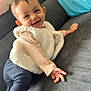 Maria a rejoint le concours — aidez-le/la à gagner de superbes lots ! baby, smiling, crawling, couch, indoor, child, vest, clothing, happy, face, person, infant, furniture, cute, portrait, toddler, cozy, home, young, fun