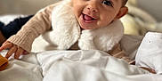 Maria participe au concours pour gagner de l'argent avec cette photo : baby, smiling, face, infant, child, crawling, blanket, white, sweater, vest, indoors, cute, happy, portrait, young, cozy, warm, soft, person, head