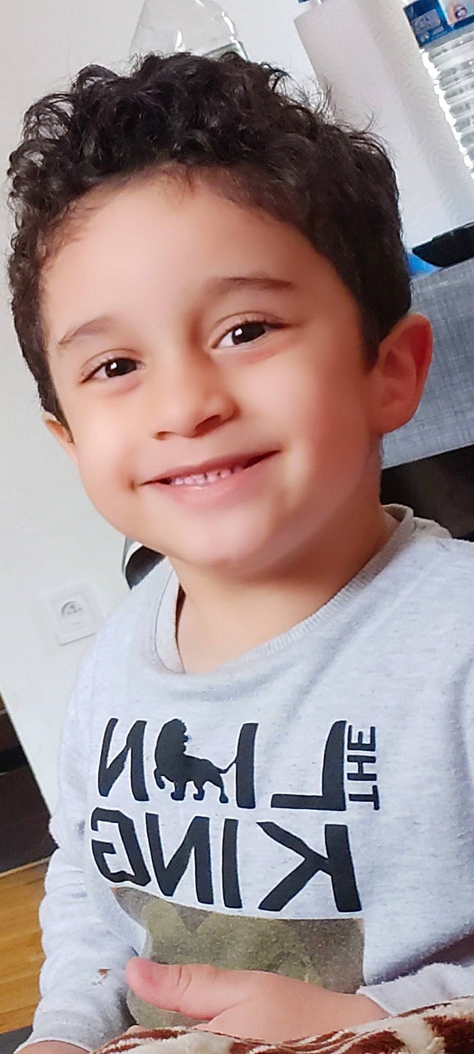 Sami a rejoint le concours — aidez-le/la à gagner de superbes lots ! black_hair, cheek, child, child_model, chin, cool, eyebrow, face, facial_expression, forehead, hair, hairstyle, joy, nose, person, skin, smile, t_shirt, toddler