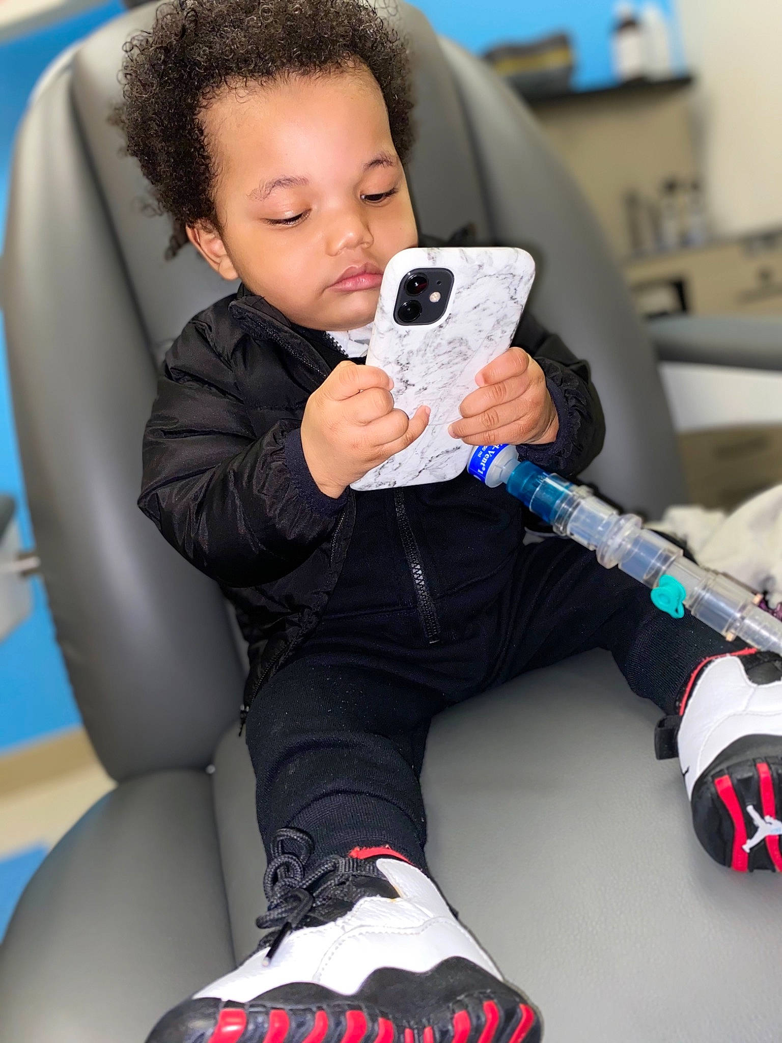 Aydon is registered to the contest to win money with this photo: audio_equipment, automotive_design, baby, baby_products, carmine, chair, child, comfort, gadget, glove, human_leg, joint, knee, person, personal_protective_equipment, sitting, sportswear, suit, thigh, toddler