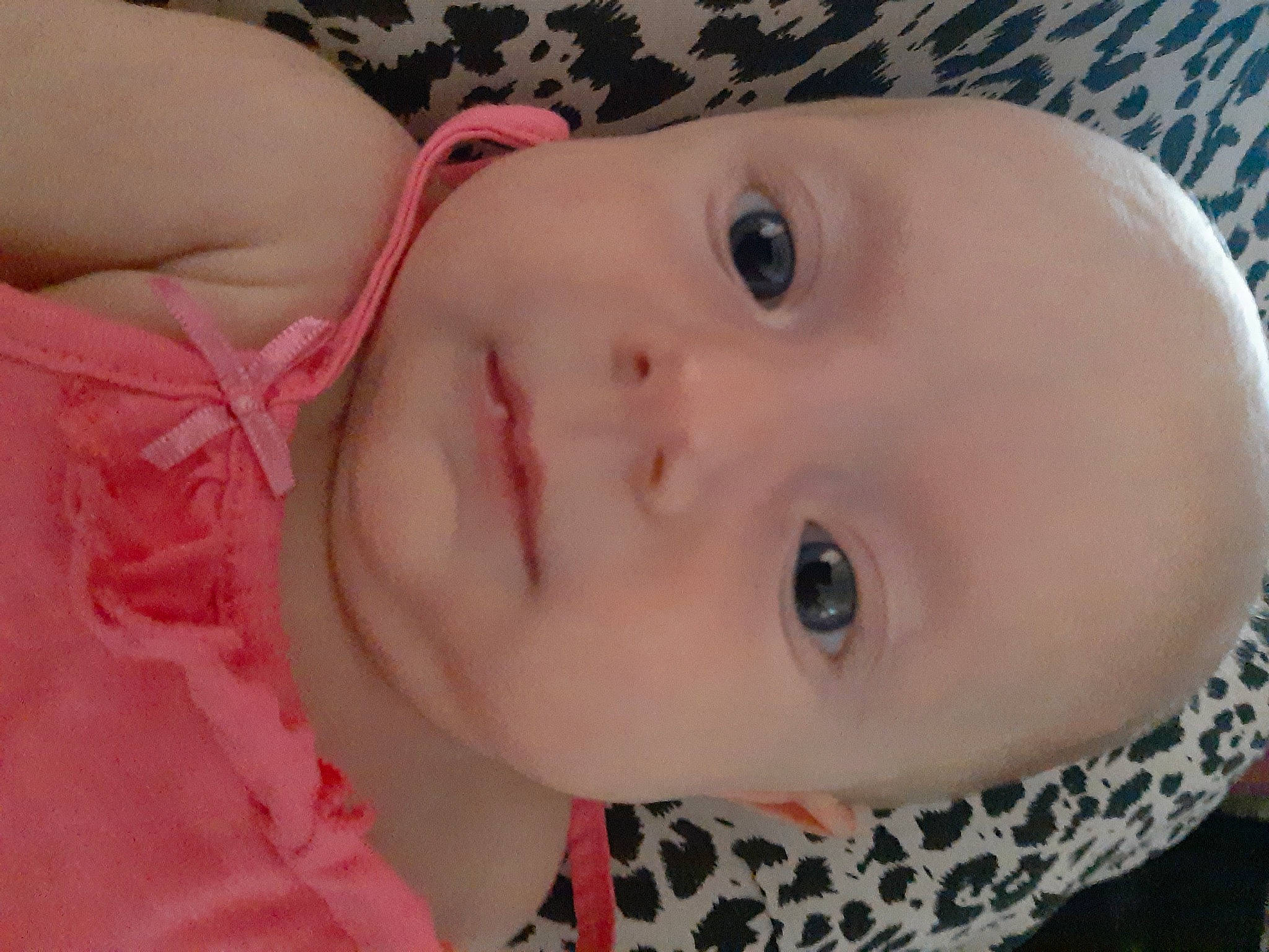 Sully participe au concours pour gagner de l'argent avec cette photo : baby, baby_toddler_clothing, cheek, chin, eye, eyebrow, eyelash, face, facial_expression, head, headgear, iris, lip, mouth, neck, nose, organ, person, pink, skin