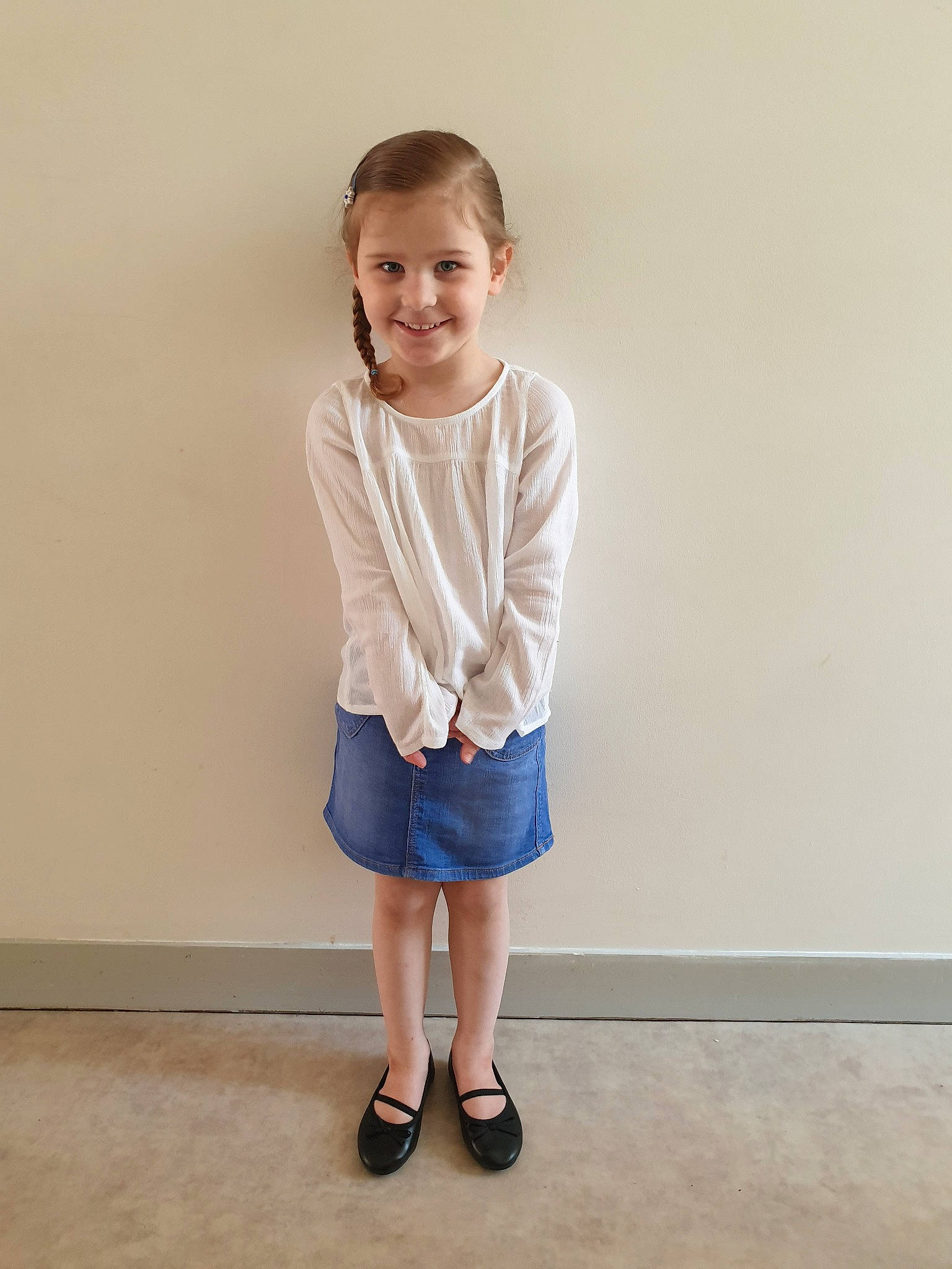 Kelia participe au concours pour gagner de l'argent avec cette photo : beige, blue, child, child_model, clothing, denim, footwear, joy, knee, outerwear, person, photography, shoe, shorts, sitting, sleeve, standing, t_shirt, toddler, white