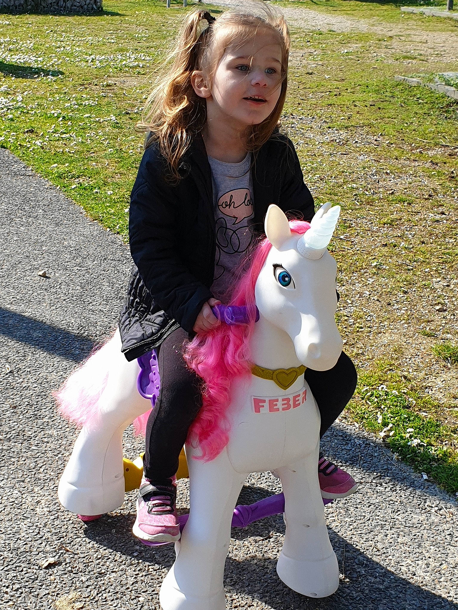 Kelia participe au concours pour gagner de l'argent avec cette photo : fawn, horse, person, pink, plush, pony, toy