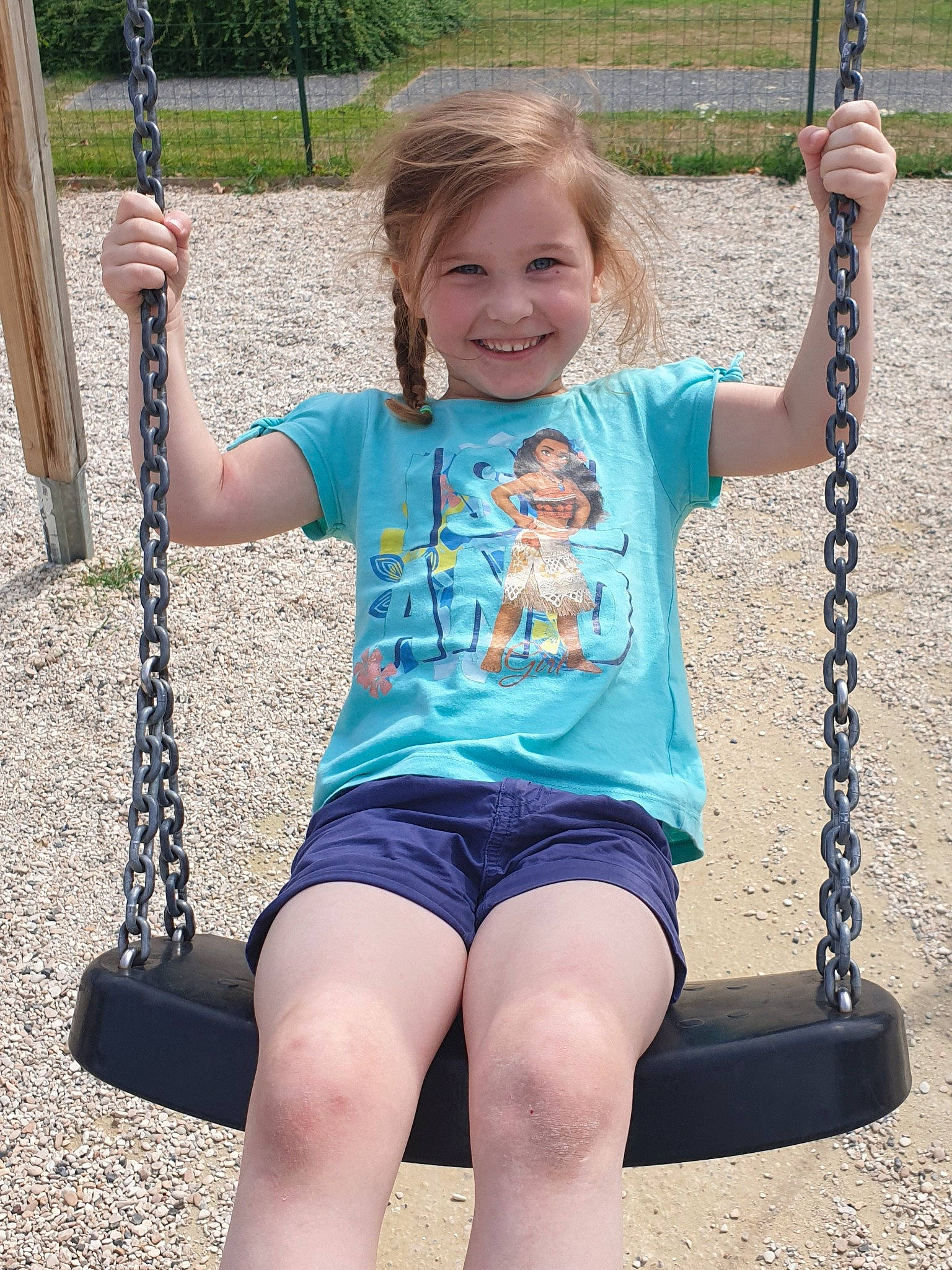 Kelia participe au concours pour gagner de l'argent avec cette photo : child, fun, joy, outdoor_play_equipment, person, play, playground, public_space, recreation, smile, summer, swing, toddler, vacation