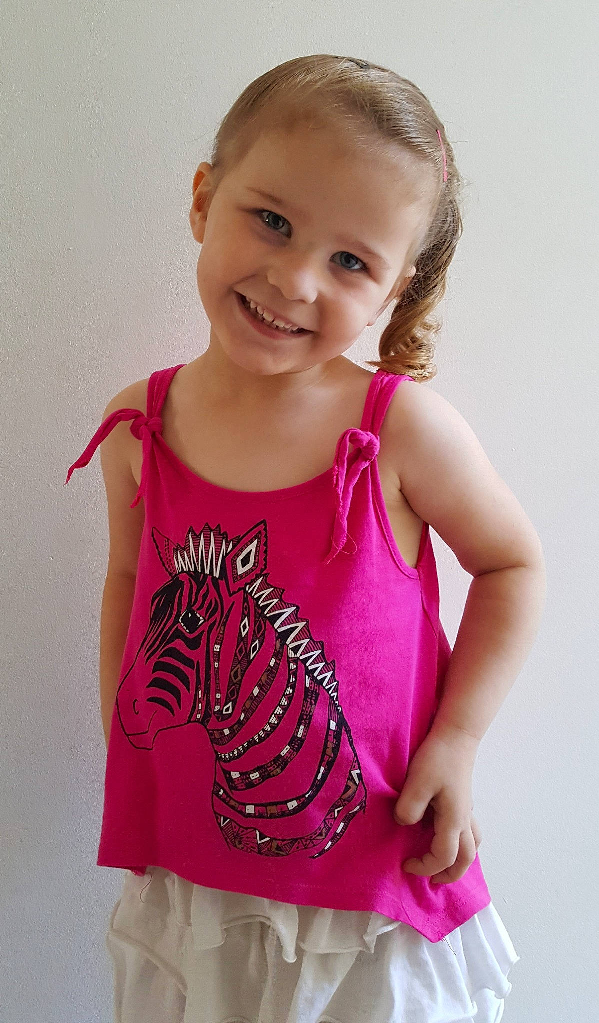 Kelia a rejoint le concours — aidez-le/la à gagner de superbes lots ! baby_toddler_clothing, child, child_model, clothing, dress, joy, magenta, neck, pattern, person, pink, ruffle, sleeve, sportswear, t_shirt, toddler, top