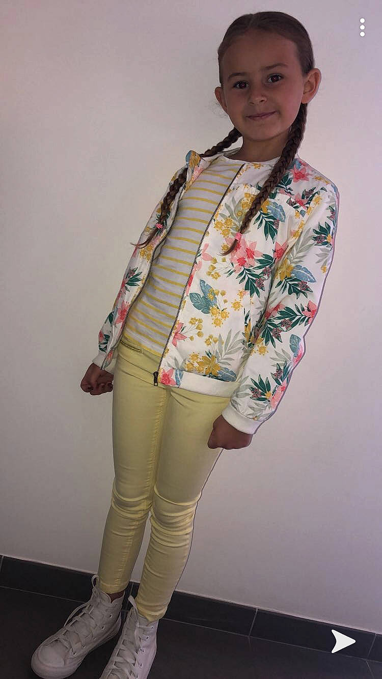 Mya participe au concours pour gagner de l'argent avec cette photo : beige, blazer, clothing, costume, fashion, fashion_accessory, fashion_design, footwear, jacket, joy, knee, neck, outerwear, person, shoe, sleeve, style, trousers