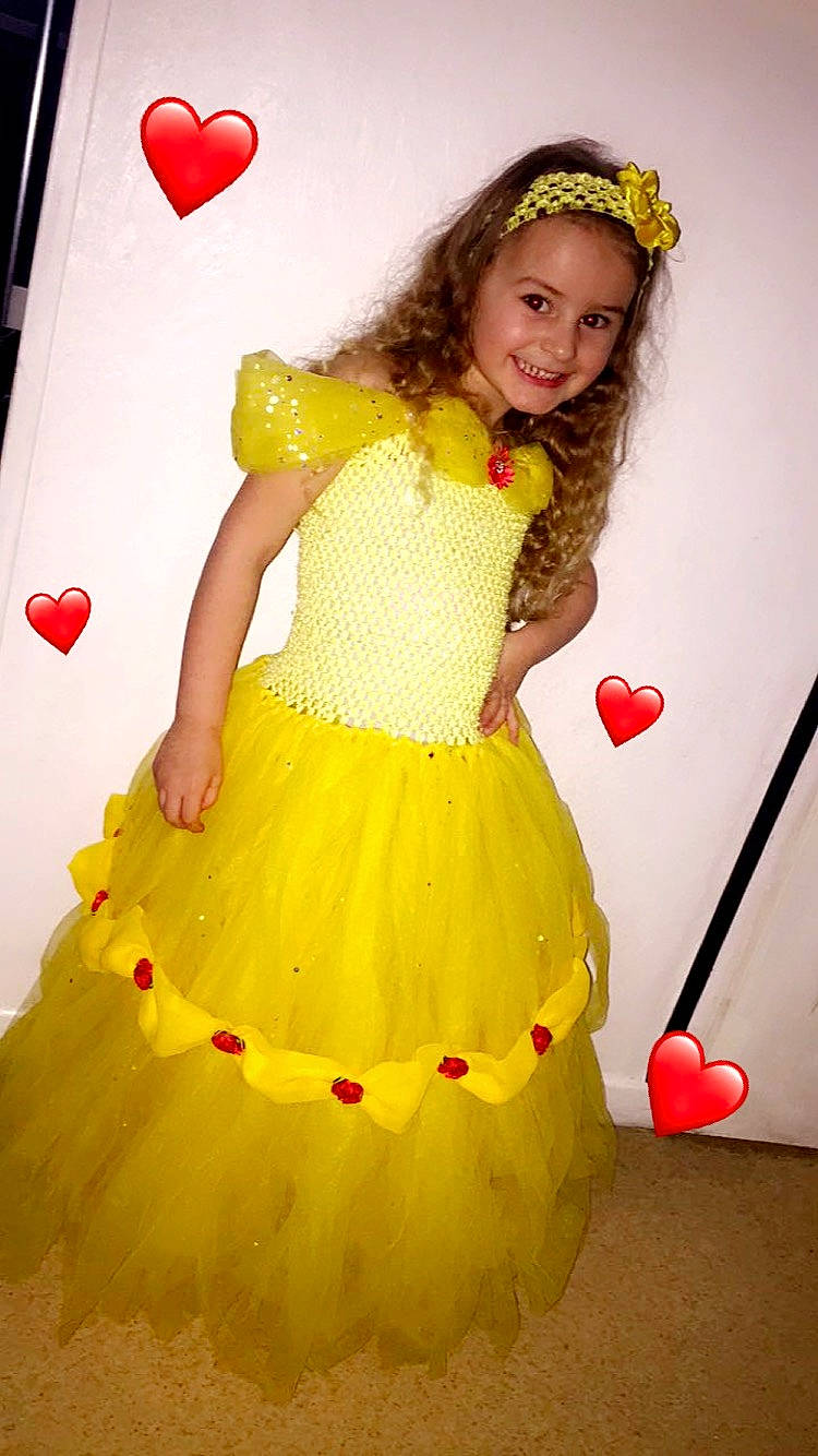 Mya participe au concours pour gagner de l'argent avec cette photo : child, child_model, clothing, costume, dress, fun, joy, person, photography, smile, yellow
