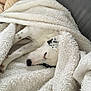 Naya participe au concours pour gagner de l'argent avec cette photo : bed, dog, dog_breed, dog_breed_group, dog_like_mammal, fur, livestock_guardian_dog, nap, paw, wool