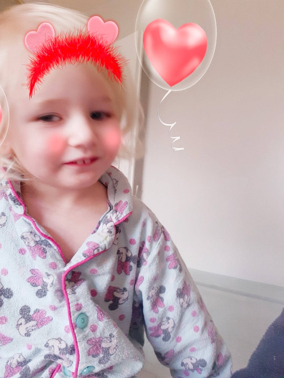 Clara a rejoint le concours — aidez-le/la à gagner de superbes lots ! cheek, child, ear, girl, hair_accessory, heart, infant, organ, person, petal, pink, product, skin, smile, textile, toddler