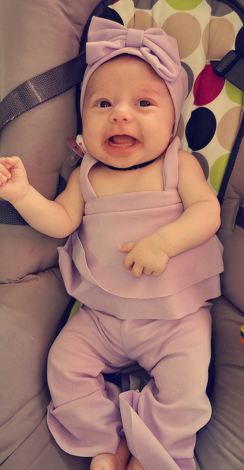 Kaylee a rejoint le concours — aidez-le/la à gagner de superbes lots ! arm, baby, baby_toddler_clothing, cap, cheek, child, comfort, finger, flash_photography, gesture, happy, headwear, pattern, person, pink, sitting, skin, sleeve, smile, thumb