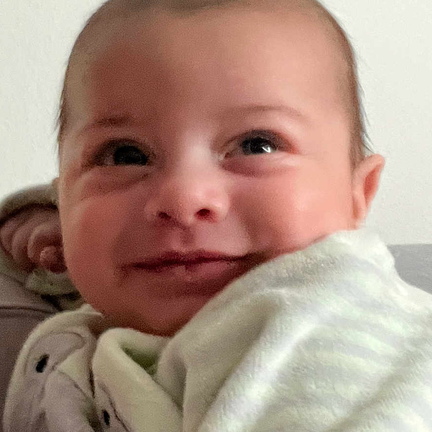 Aaron participe au concours pour gagner de l'argent avec cette photo : baby, blanket, bodypart, clothing, face, finger, hand, happy, head, homedecor, knitwear, linen, newborn, person, photography, portrait, quilt, smile, sweater, towel