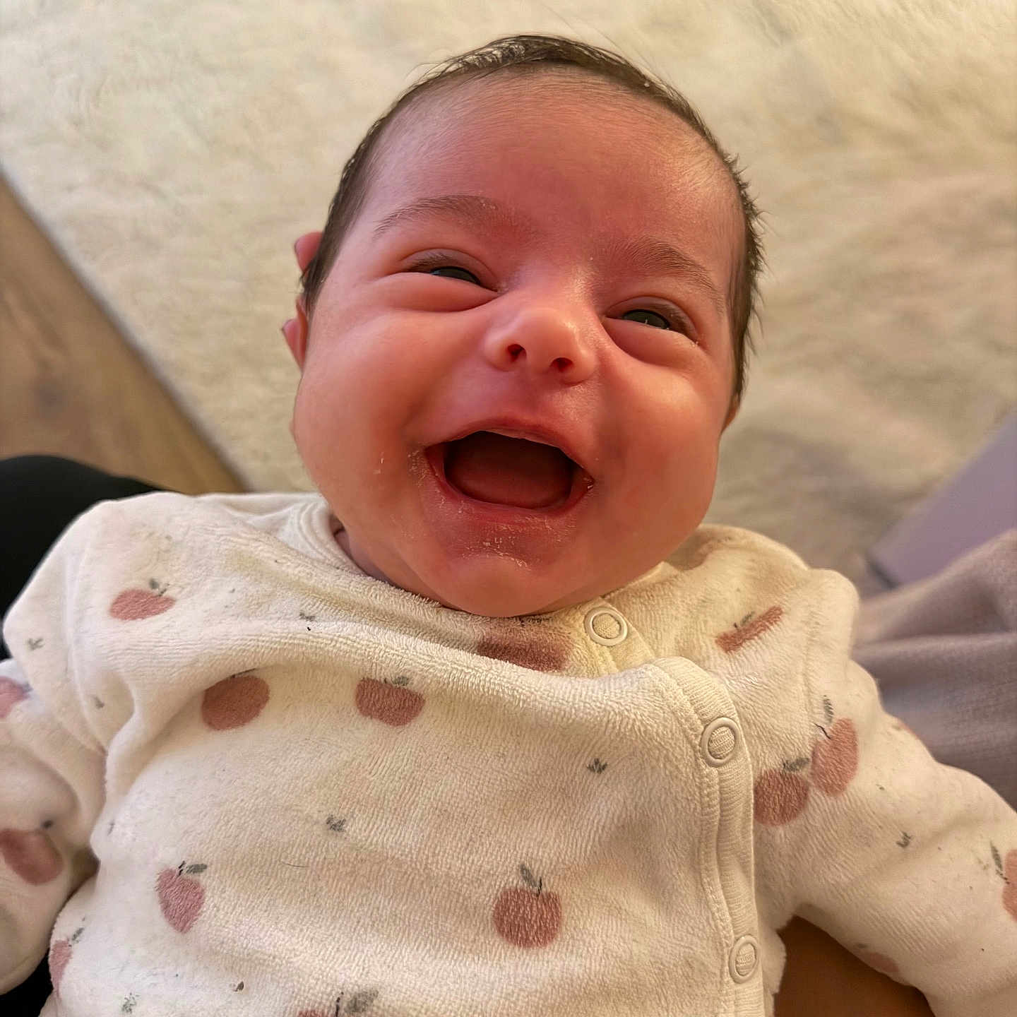 Gina a rejoint le concours — aidez-le/la à gagner de superbes lots ! baby, child, clothing, comfort, cute, expression, eyes, face, happy, head, holding, indoors, infant, joy, mouth, onesie, person, skin, small, smiling