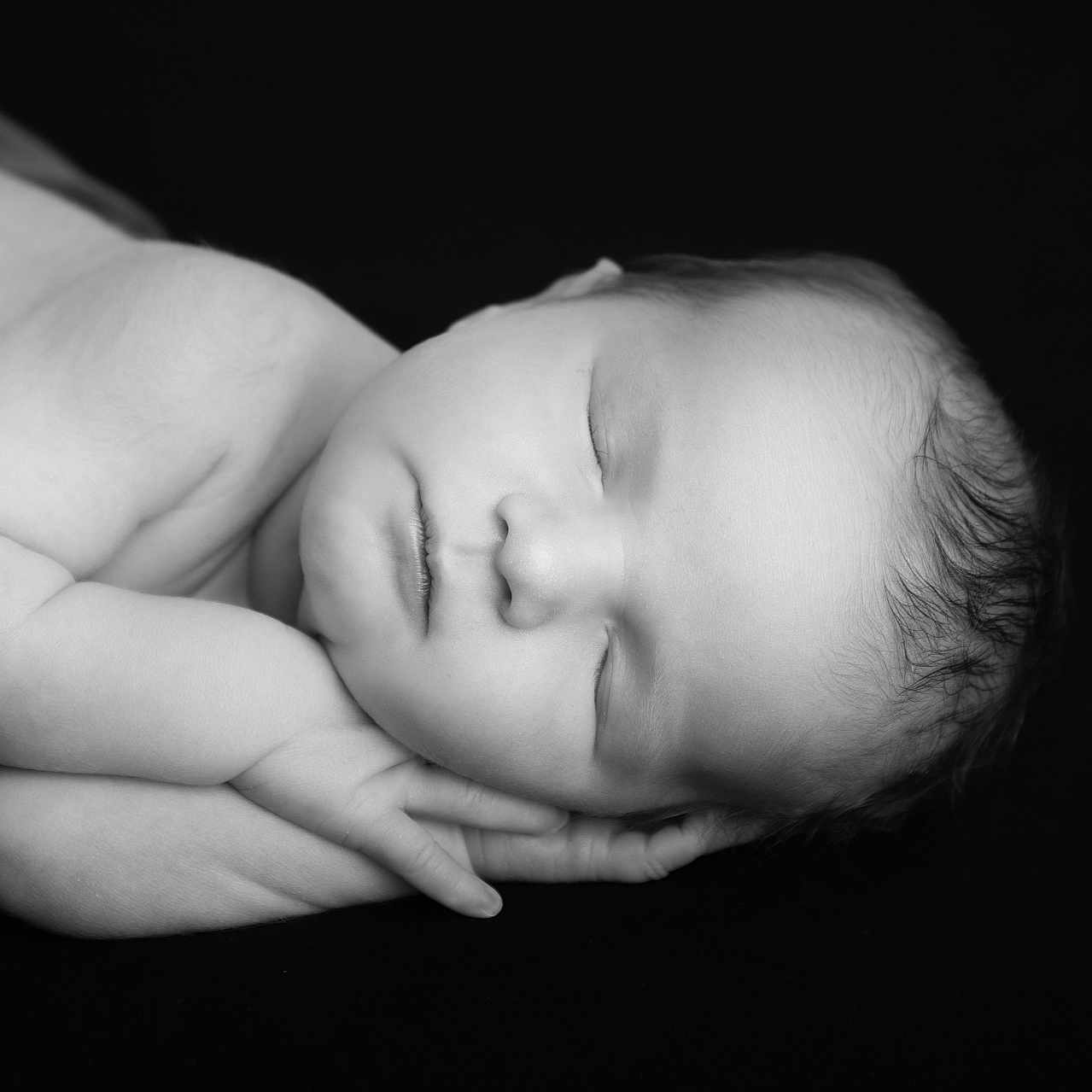 Mathis participe au concours pour gagner de l'argent avec cette photo : newborn, baby, sleeping, black_and_white, portrait, infant, peaceful, hands, face, skin, closeup, resting, soft, cute, child, young, lying_down, calm, studio, monochrome