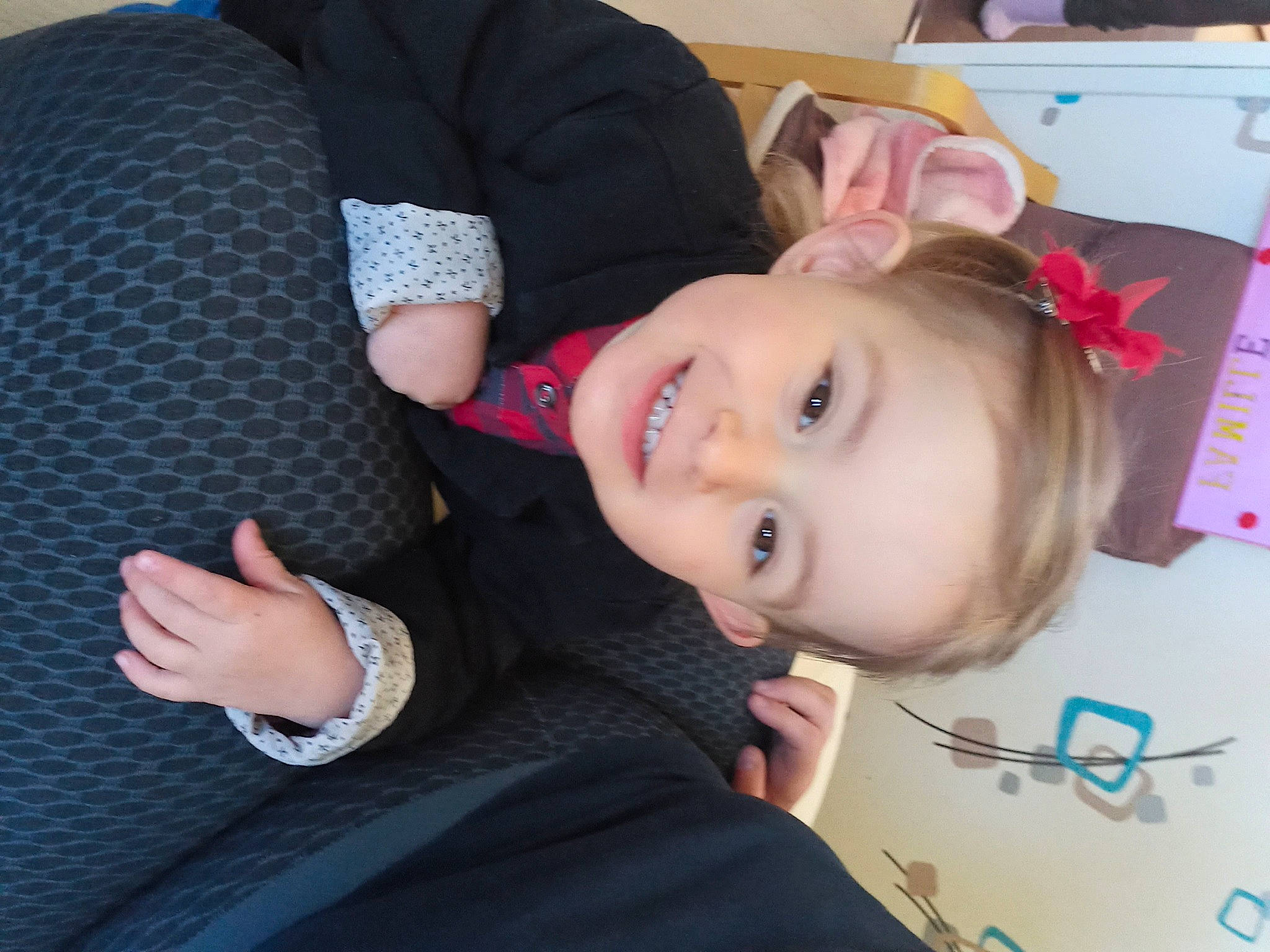 Elyna participe au concours pour gagner de l'argent avec cette photo : cheek, comfort, cool, ear, eyebrow, eyelash, forehead, gesture, hairstyle, happy, iris, joy, lip, neck, nose, outerwear, people, person, skin, sleeve