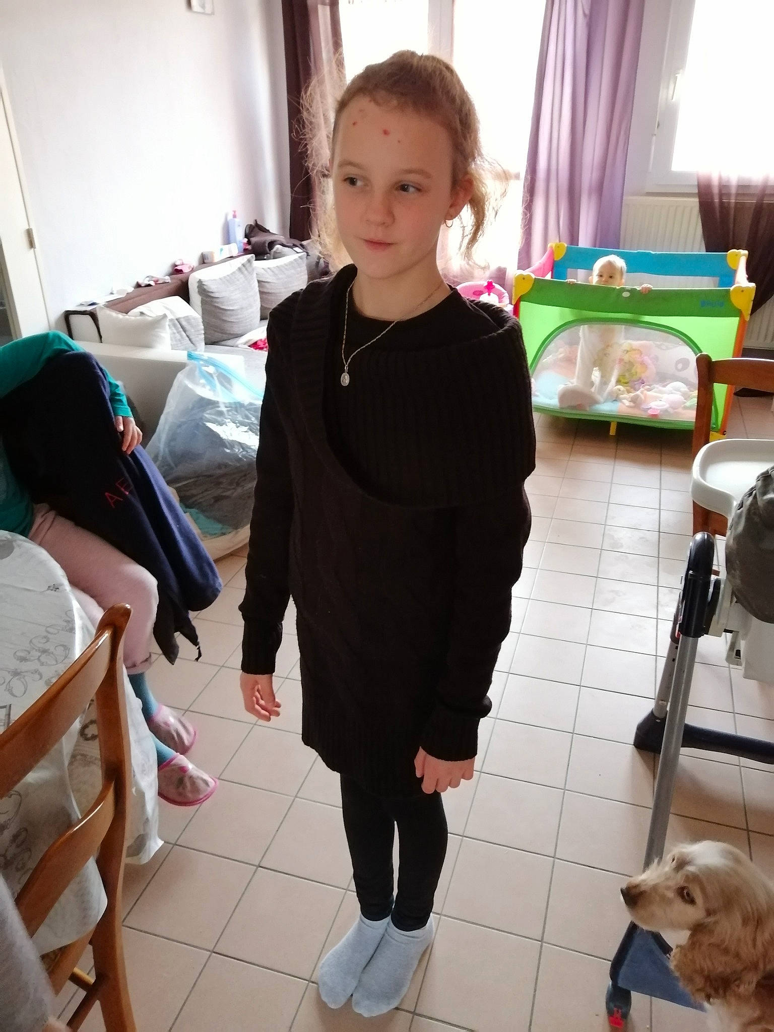 Aude participe au concours pour gagner de l'argent avec cette photo : baby_toddler_clothing, black, chair, companion_dog, curtain, event, fashion_design, floor, flooring, formal_wear, human_leg, knee, pattern, person, sleeve, standing, street_fashion, suit, toddler, uniform