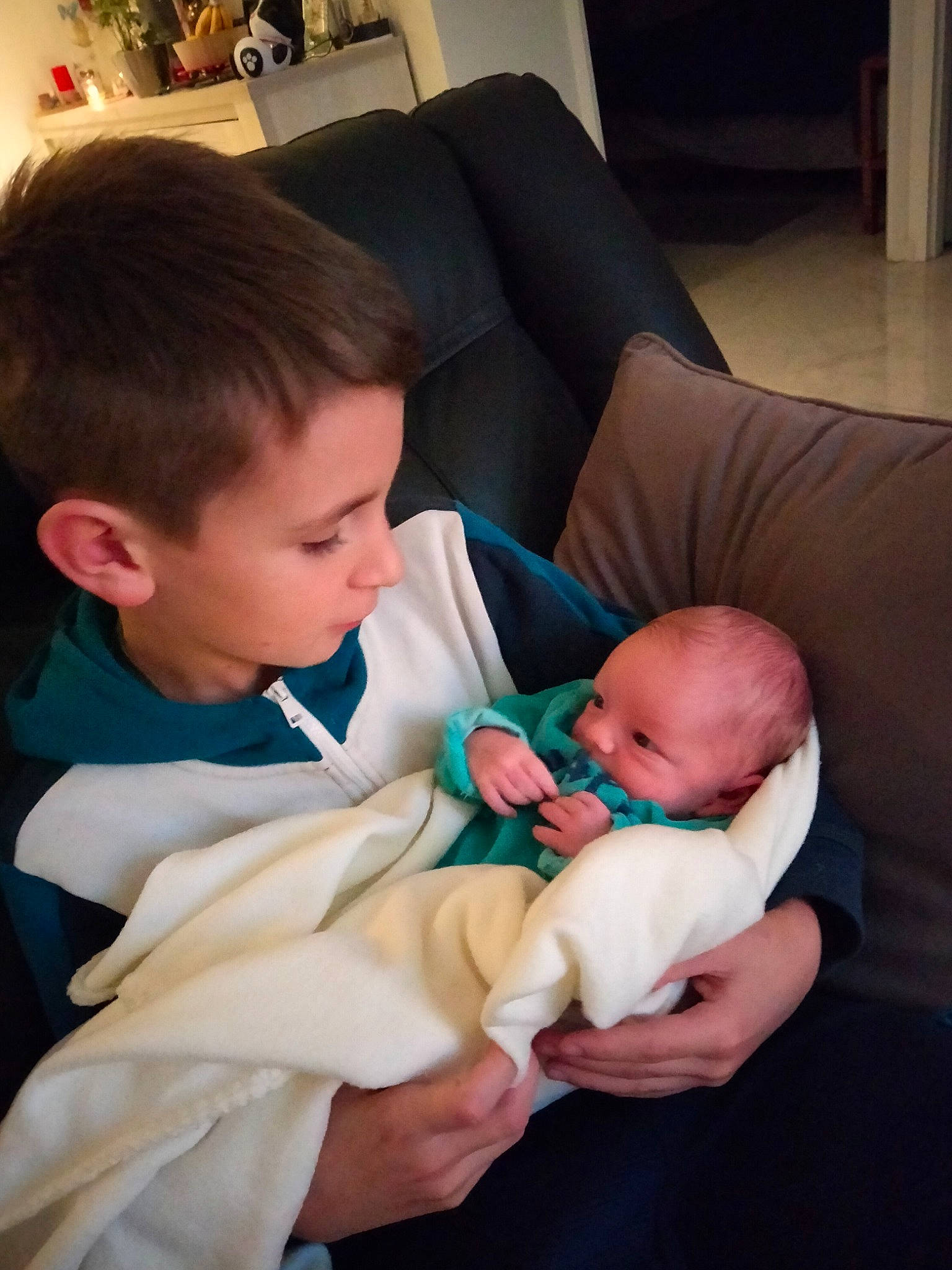 Tiego participe au concours pour gagner de l'argent avec cette photo : abdomen, baby, baby_products, chair, child, comfort, couch, event, lap, nail, person, picture_frame, room, sitting, toddler