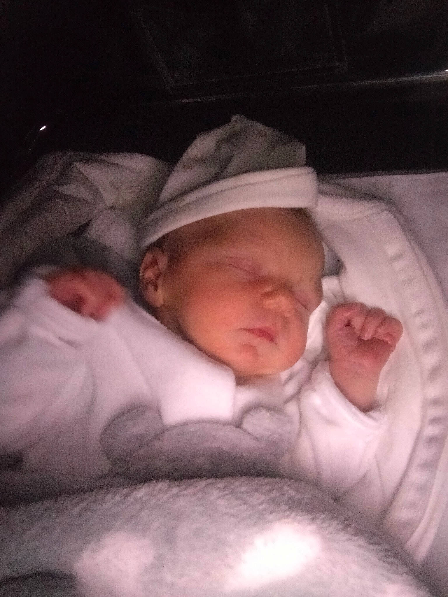 Tiego a rejoint le concours — aidez-le/la à gagner de superbes lots ! baby, baby_products, baby_safety, baby_sleeping, baby_toddler_clothing, bedtime, cheek, child, comfort, darkness, flash_photography, flesh, hand, linens, mouth, nap, nose, person, skin, thumb