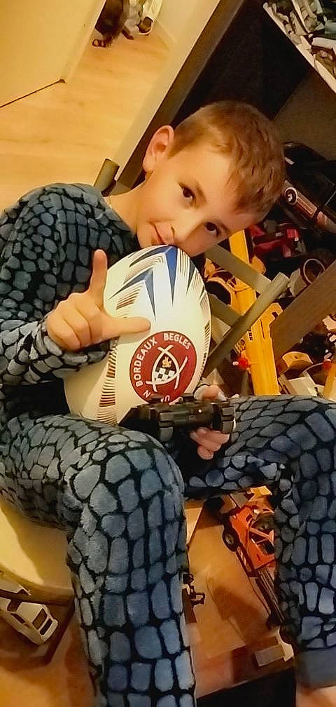 Tymothe participe au concours pour gagner de l'argent avec cette photo : automotive_tire, carmine, child, elbow, eye, fictional_character, games, glove, head, human_body, muscle, organ, pattern, person, personal_protective_equipment, reptile, smile, sports_gear, t_shirt, toddler