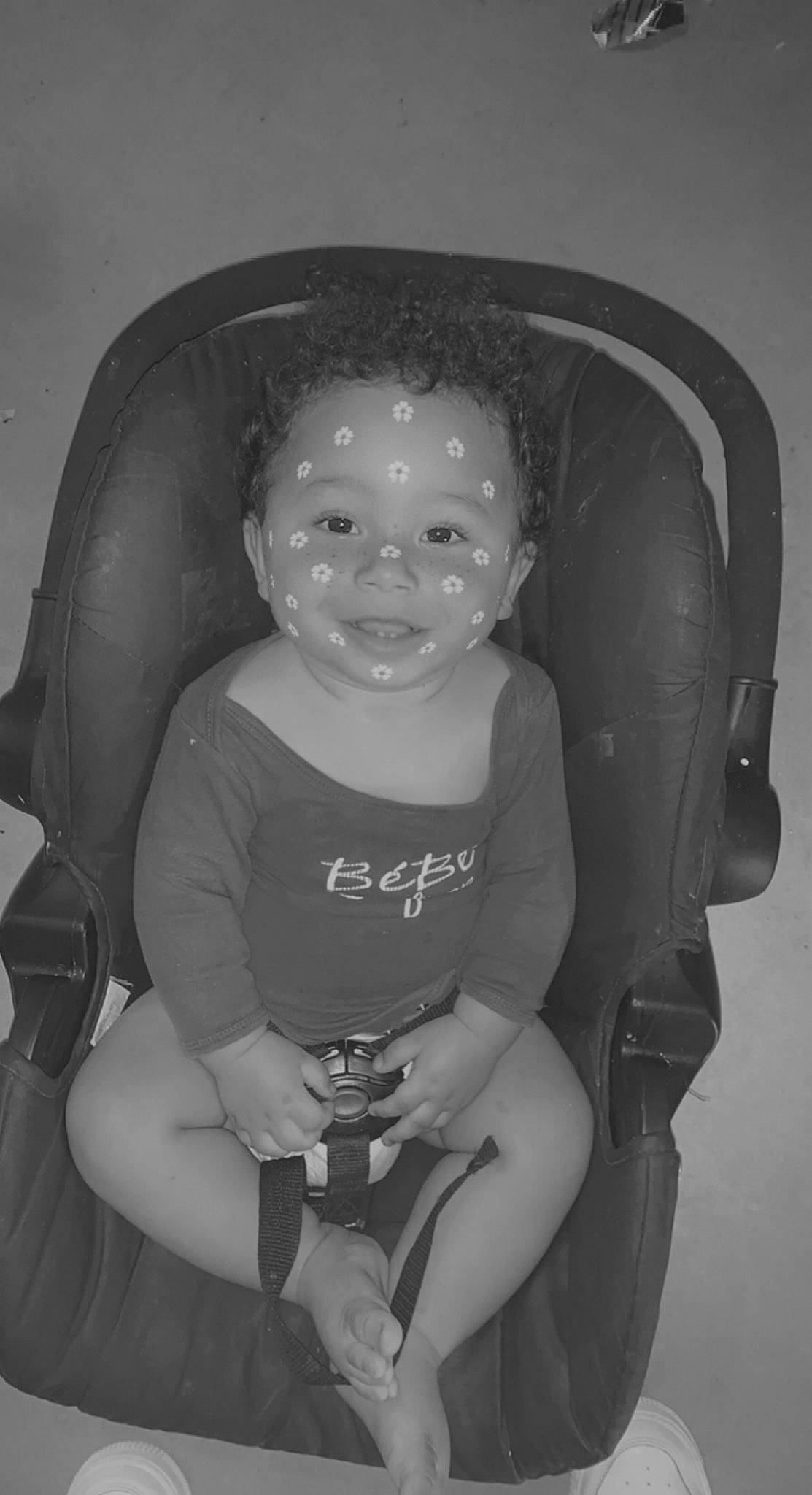 Gabriel a rejoint le concours — aidez-le/la à gagner de superbes lots ! baby, baby_products, black_and_white, chair, child, darkness, elbow, flash_photography, fun, gesture, happy, head, human_body, monochrome, monochrome_photography, person, sitting, smile, style, toddler