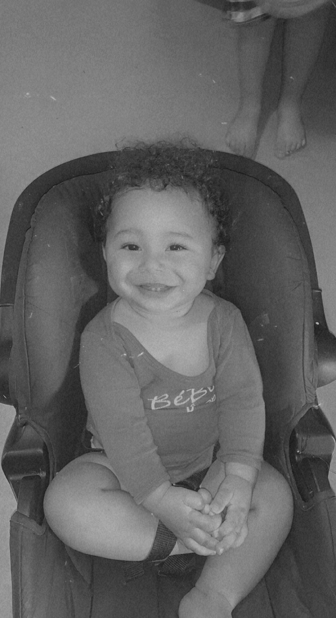 Gabriel a rejoint le concours — aidez-le/la à gagner de superbes lots ! arm, black, cheek, chin, eye, face, facial_expression, flash_photography, hair, hand, happy, head, human_body, iris, joy, mouth, person, skin, smile, style