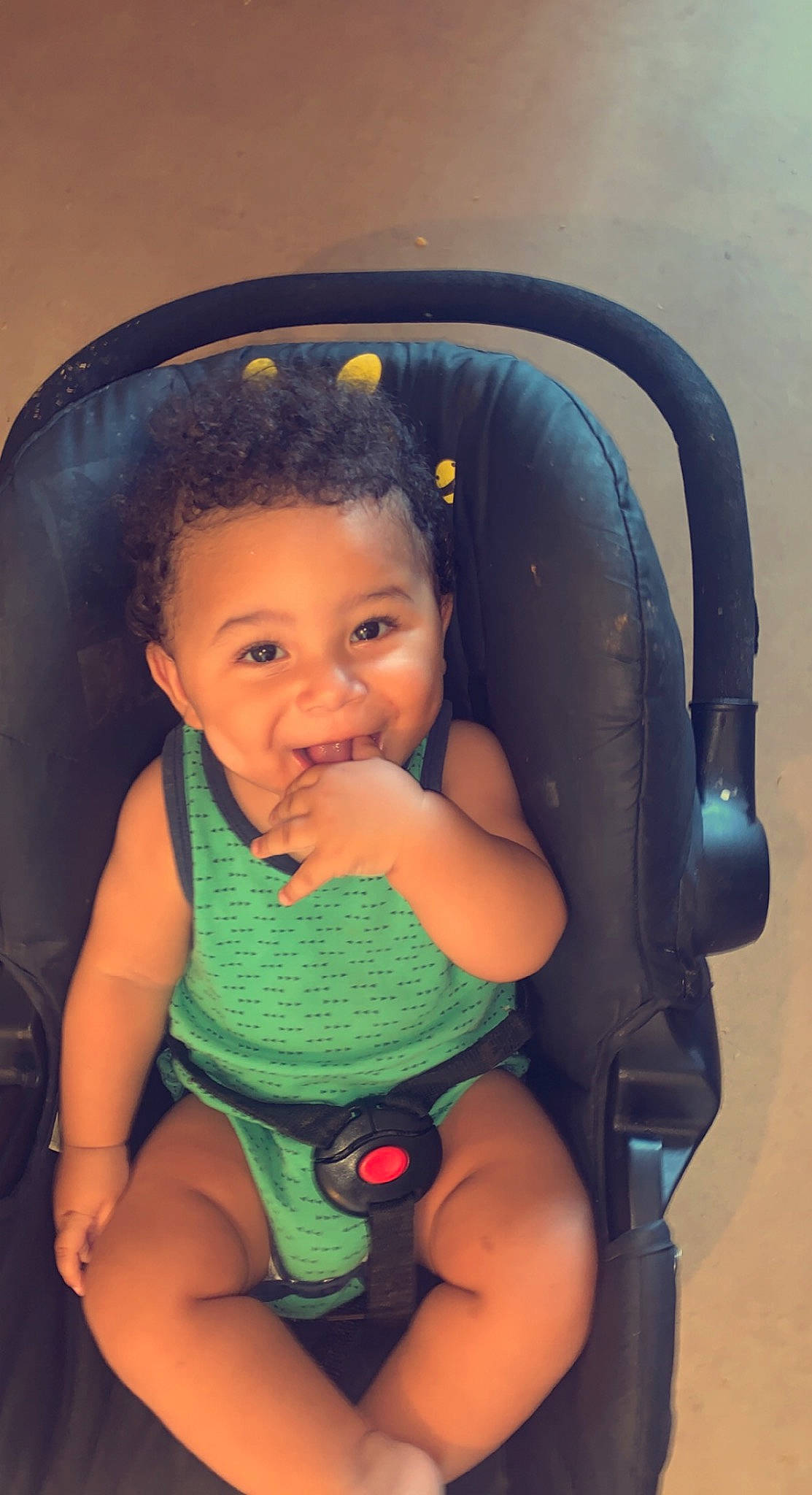 Gabriel participe au concours pour gagner de l'argent avec cette photo : arm, azure, baby, baby_carriage, cheek, comfort, cool, finger, hairstyle, hand, happy, head, iris, mouth, organ, person, product, seat_belt, skin, smile